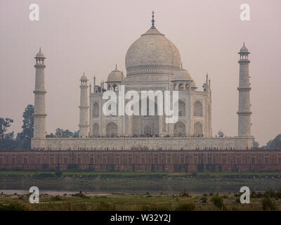 AGRA, INDIEN - ca. November 2018: Blick auf das Taj Mahal von mehtab Bagh. Das Taj Mahal ist ein Elfenbein - weißer Marmor Mausoleum auf dem Südufer des Y Stockfoto