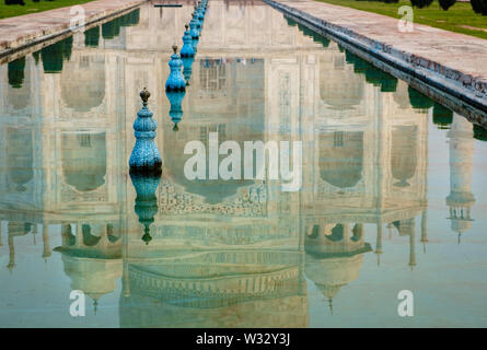 AGRA, INDIEN - ca. November 2018: Das Taj Mahal ist ein Elfenbein - weißer Marmor mausoleum am südlichen Ufer des Yamuna Flusses in der indischen Stadt Agra. Stockfoto
