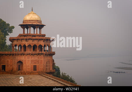 AGRA, INDIEN - ca. November 2018: Yamuna Fluss und das Taj Mahal. Das Taj Mahal ist ein Elfenbein - weißer Marmor mausoleum am südlichen Ufer der Yamuna ri Stockfoto