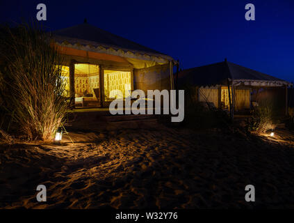 DECHU, INDIEN - ca. November 2018: Zelt in der Nacht im Manvar Desert Camp von Dechu in Rajasthan. Stockfoto