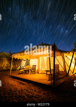 DECHU, INDIEN - ca. November 2018: Zelt in der Nacht im Manvar Desert Camp von Dechu in Rajasthan. Stockfoto