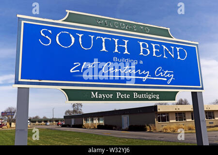 Die 'Willkommen in South Bend Gebäude des 21. Jahrhunderts Stadt'-Schild mit den Namen der Oberbürgermeister, Bürgermeister Peter Buttigieg, darunter. Stockfoto