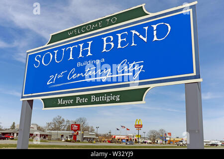 Die 'Willkommen in South Bend Gebäude des 21. Jahrhunderts Stadt'-Schild mit den Namen der Oberbürgermeister, Bürgermeister Peter Buttigieg, darunter. Stockfoto
