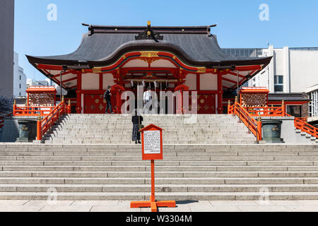 Tokyo, Japan - 4. April 2019: Hanazono Schrein Eingang mit Treppe Treppen in Shinjuku mit inari Tempel, Menschen zu Fuß an der Kirsche Blüte Blume se Stockfoto