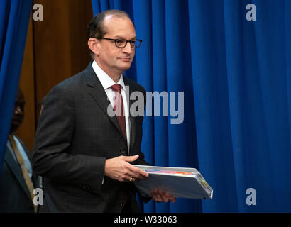 United States Sekretär der Arbeit Alex Acosta kommt eine Pressekonferenz im Arbeitsministerium in Washington, DC am Mittwoch, Juli 10, 2019 halten. Er war über seine Verfolgung von Jeffrey Epstein in Florida im Jahr 2008. Quelle: Ron Sachs/CNP (Einschränkung: Keine New York oder New Jersey Zeitungen oder Zeitschriften innerhalb eines 75-Meilen-Radius von New York City) | Verwendung weltweit Stockfoto