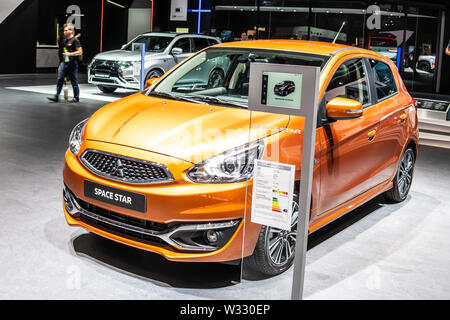 Genf, Schweiz, Mar 2019 orange Mitsubishi Space Star ClearTec, Genfer Autosalon, kleines Auto der japanischen Mitsubishi Motors hergestellt Stockfoto