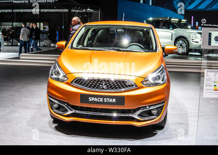 Genf, Schweiz, Mar 2019 orange Mitsubishi Space Star ClearTec, Genfer Autosalon, kleines Auto der japanischen Mitsubishi Motors hergestellt Stockfoto