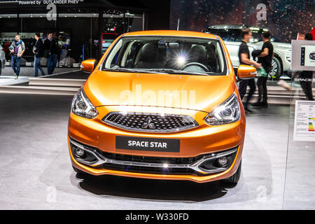 Genf, Schweiz, Mar 2019 orange Mitsubishi Space Star ClearTec, Genfer Autosalon, kleines Auto der japanischen Mitsubishi Motors hergestellt Stockfoto