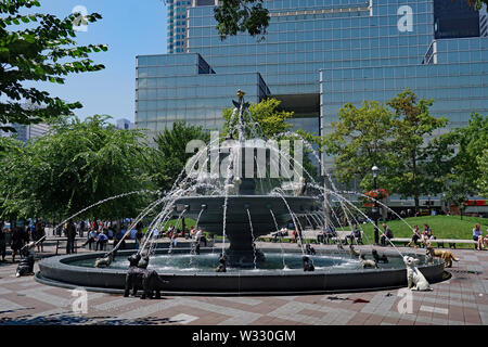 TORONTO - Juli 2019: Der Hund Brunnen in Berczy Park in der Nähe von Toronto's Financial District, mit modernen Bürogebäuden im Hintergrund. Stockfoto