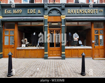 LONDON, ENGLAND - AUGUST 2013: Das historische Boutique in der Nähe des Royal Courts in London liefert Kittel und Perücken durch Rechtsanwälte und Richter getragen. Stockfoto