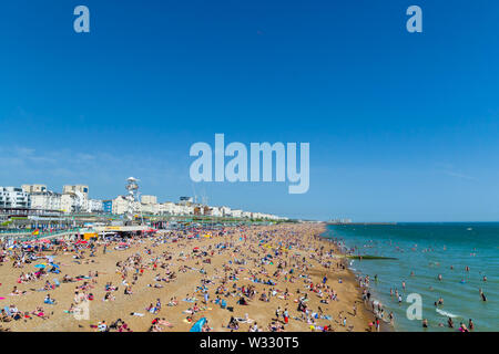 De Juni 29th, 2019 Strand von Brighton, Brighton und Hove, East Sussex, England. Tausende von Menschen auf der Sonnenterrasse entspannen. Stockfoto