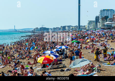 De Juni 29th, 2019 Strand von Brighton, Brighton und Hove, East Sussex, England. Tausende von Menschen auf der Sonnenterrasse entspannen. Stockfoto