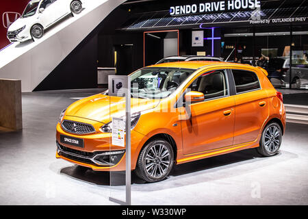 Genf, Schweiz, Mar 2019 orange Mitsubishi Space Star ClearTec, Genfer Autosalon, kleines Auto der japanischen Mitsubishi Motors hergestellt Stockfoto