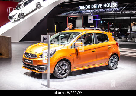 Genf, Schweiz, Mar 2019 orange Mitsubishi Space Star ClearTec, Genfer Autosalon, kleines Auto der japanischen Mitsubishi Motors hergestellt Stockfoto