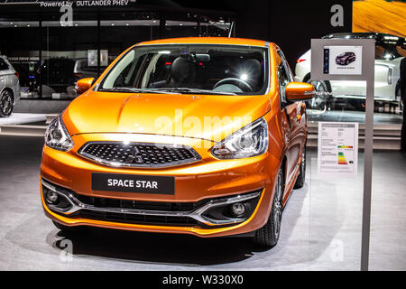 Genf, Schweiz, Mar 2019 orange Mitsubishi Space Star ClearTec, Genfer Autosalon, kleines Auto der japanischen Mitsubishi Motors hergestellt Stockfoto