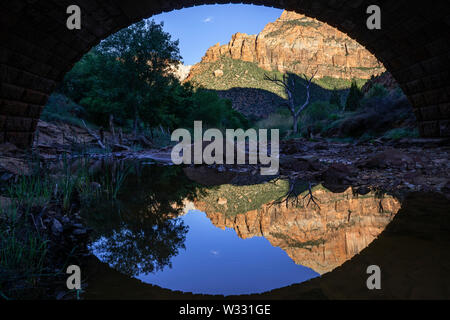 Reflexionen unter Virgin River Bridge in Zion National Park, Utah, Vereinigte Staaten von Amerika Stockfoto