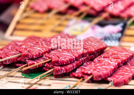 Retail Anzeige der aufgespießt wagyu Rot fett Rindfleisch am Spieß Sticks in Tsukiji äußeren Fisch Markt von Ginza, Tokyo Japan Stockfoto