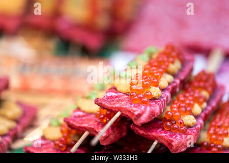 Retail Anzeige der aufgespießt Wagyu rot Rindfleisch mit Seeigel und Kaviar auf spieß Sticks in Tsukiji äußeren Fisch Markt von Ginza, Tokyo Japan Stockfoto