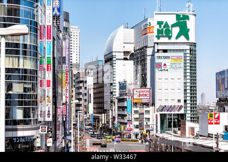 Tokyo, Japan - 1. April 2019: Shinjuku Kreuzung Stadtbild mit Menschen auf der Straße Straße in Morgen pendeln und farbenfrohe Gebäude Stadtbild Stockfoto