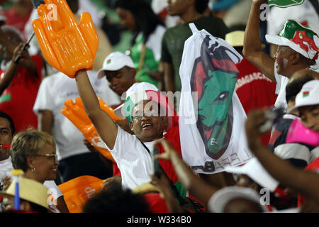 Kairo, Ägypten. 11. Juli, 2019. Unterstützer von Madagaskar jubeln vor dem 2019 Afrika Cup Viertelfinale zwischen Tunesien und Madagaskar in Kairo, Ägypten, am 11. Juli 2019. Tunesien gewann 3-0. Credit: Ahmed Gomaa/Xinhua/Alamy leben Nachrichten Stockfoto