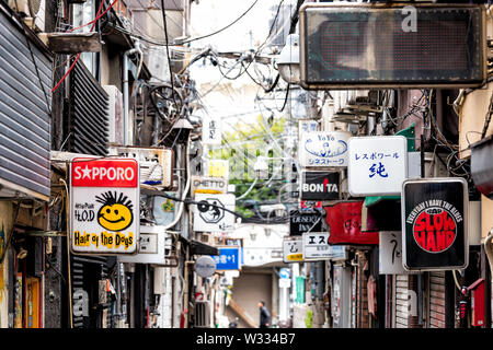 Tokyo, Japan - 1. April 2019: berühmte Goldene Gai Gasse Straße oder Gasse mit Japanischen pubs Izakaya und Restaurants Zeichen in der Innenstadt von Shinjuku City Stockfoto