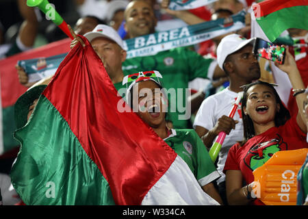 Kairo, Ägypten. 11. Juli, 2019. Unterstützer von Madagaskar jubeln vor dem 2019 Afrika Cup Viertelfinale zwischen Tunesien und Madagaskar in Kairo, Ägypten, am 11. Juli 2019. Tunesien gewann 3-0. Credit: Ahmed Gomaa/Xinhua/Alamy leben Nachrichten Stockfoto