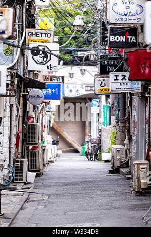 Tokyo, Japan - 1. April 2019: berühmte Goldene Gai Gasse Straße Lane mit Izakaya oder Japanischen Pubs, Restaurants in Shinjuku City Stockfoto