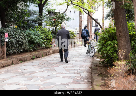 Tokyo, Japan - 1. April 2019: Shinjuku boardwalk Park vier Jahreszeiten Straße mit Menschen zu Fuß auf weg von Golden Gai alley Lane Stockfoto