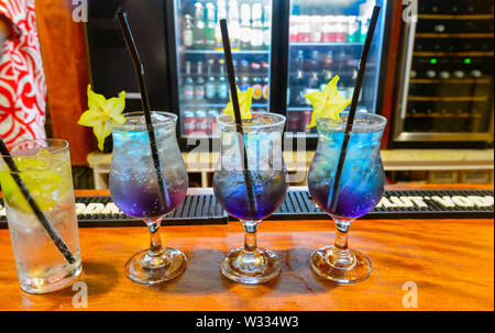 Eine Reihe von drei blaue Cocktails in einer Bar serviert, Polynesien Stockfoto