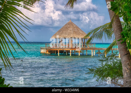 Dieses einzigartige Bild zeigt ein sehr romantischer Ort in der Mitte des Meeres auf einer Insel der Malediven Stockfoto