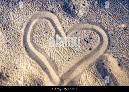 Dieses einzigartige Bild zeigt ein Herz in den feinen Sand eine Insel auf den Malediven lackiert Stockfoto