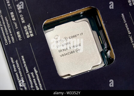 MONTREAL, KANADA - 8. DEZEMBER 2018: Intel CPU Central Processor Unit i7 der 8. Generation in einer Box. Intel ist ein US-amerikanisches multinationales Unternehmen und t Stockfoto