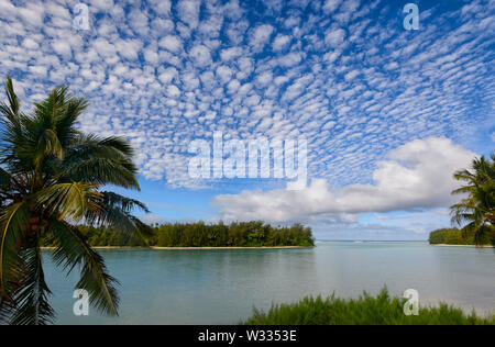 Atemberaubende Aussicht auf eine Makrele Himmel über Muri Strand und Lagune, Rarotonga, Cook Inseln, Polynesien Stockfoto