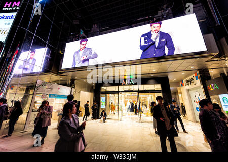 Shinjuku, Japan - April 4, 2019: Straße Blick von außen am Eingang zum Studio Alta Einkaufszentrum mit Läden, Geschäfte und Menschen zu Fuß auf dem Bürgersteig an nig Stockfoto