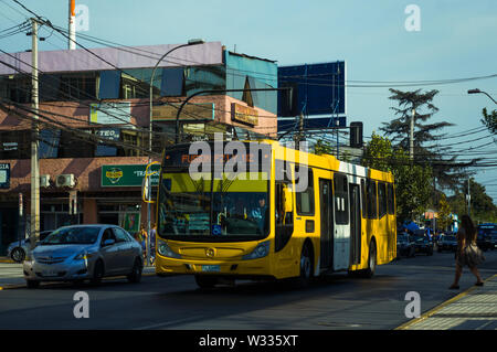 SANTIAGO, CHILE - Februar 2017: Eine gelbe Transantiago Bus in Puente Alto Stockfoto