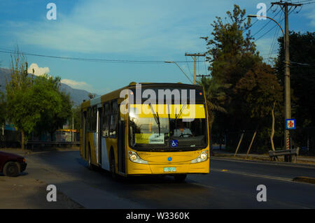 SANTIAGO, CHILE - Februar 2017: Eine gelbe Transantiago Bus in Puente Alto Stockfoto