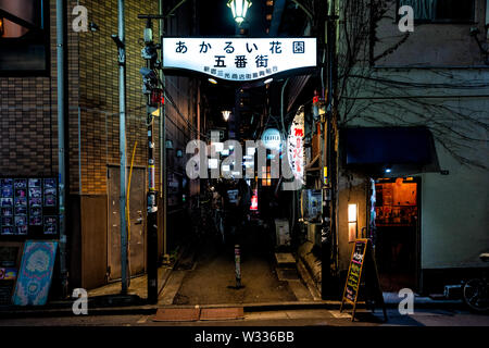 Shinjuku, Japan - April 4, 2019: Golden Gai schmale Gasse lane Street mit Menschen zu Fuß auf dem Bürgersteig von Izakaya, japanischen Pub Restaurant oder Bistro Stockfoto