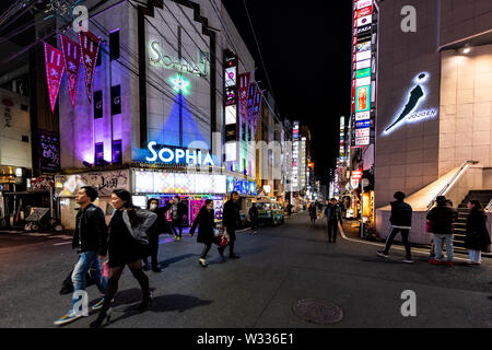Shinjuku, Japan - April 4, 2019: Menschen zu Fuß auf schmale Gasse Gasse Straße von kabukicho von Restaurants, Izakaya und Adult Entertainment Club in der Nacht Stockfoto