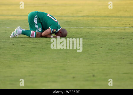 Suez. 11. Juli, 2019. Sofiane Feghouli von Algerien feiert sein Ziel während der viertelfinalegleichen zwischen Côte d'Ivoire und Algerien am 2019 Afrika Cup der Nationen in Suez, Ägypten am 11. Juli 2019. Das Spiel endete 1-1 durch zusätzliche Zeit. Algerien beat Cote d'Ivoire 4-3 in einem Elfmeterschießen. Credit: Wang Teng/Xinhua/Alamy leben Nachrichten Stockfoto