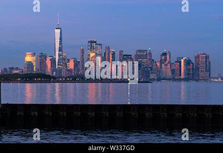 Dämmerung Licht spiegelt sich die Gebäude auf der Hudson Bay bei Sonnenuntergang in Manhattan Stockfoto