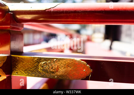 Nikko, Japan - April 4, 2019: Goldene kunstvoller Dekoration aus Gold am Geländer der Honden Haupthalle Toshogu Schrein im Tempel mit Holzgeländer in Toc Stockfoto