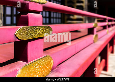 Nikko, Japan - April 4, 2019: Goldene kunstvoller Dekoration aus Gold am Geländer der Honden Haupthalle Toshogu Schrein im Tempel auf hölzernen Geländer in Tochi Stockfoto