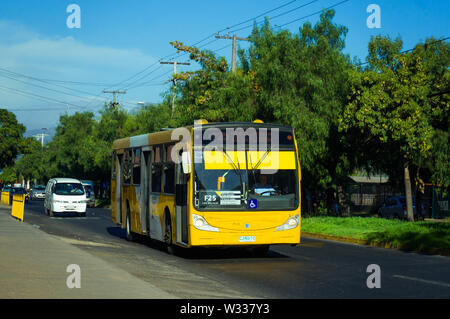 SANTIAGO, CHILE - Februar 2017: Eine gelbe Transantiago Bus in Puente Alto Stockfoto