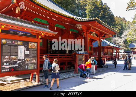 Nikko, Japan - April 4, 2019: die Menschen dem Eingang zur Rinnoji Toshogu Schrein von Wold Weltkulturerbe Tempel, stehen in der Präfektur Tochigi Stockfoto