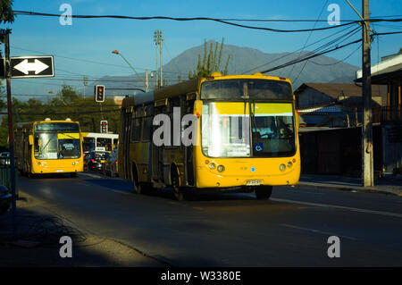 SANTIAGO, CHILE - Februar 2017: Eine gelbe Transantiago Bus in Puente Alto Stockfoto