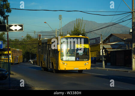 SANTIAGO, CHILE - Februar 2017: Eine gelbe Transantiago Bus in Puente Alto Stockfoto