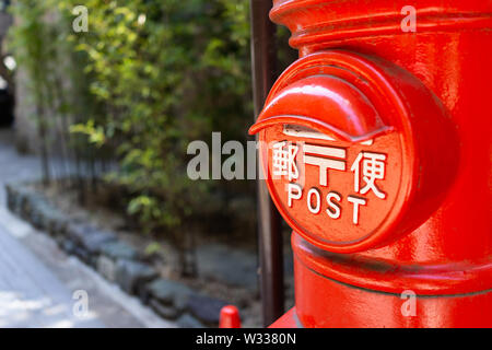 Nikko, Japan - April 4, 2019: Japan Post Service Mailbox in Rot in der japanischen Stadt oder Stadt der Präfektur Tochigi lackiert Stockfoto