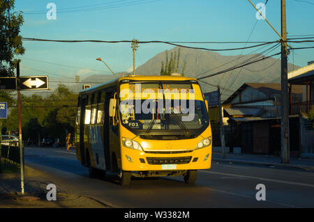 SANTIAGO, CHILE - Februar 2017: Eine gelbe Transantiago Bus in Puente Alto Stockfoto