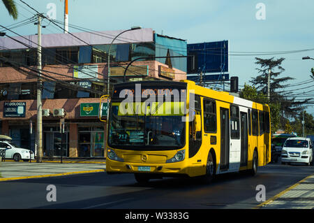 SANTIAGO, CHILE - Februar 2017: Eine gelbe Transantiago Bus in Puente Alto Stockfoto