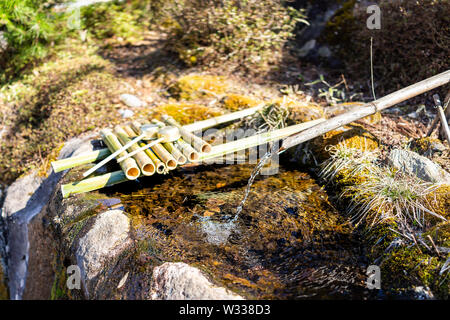 Reinigung Brunnen in Nikko, Japan mit Bambus Rohre, Wasser von Pfanne und  rock Becken in der japanischen Schrein Tempel Garten luft Stockfotografie  - Alamy